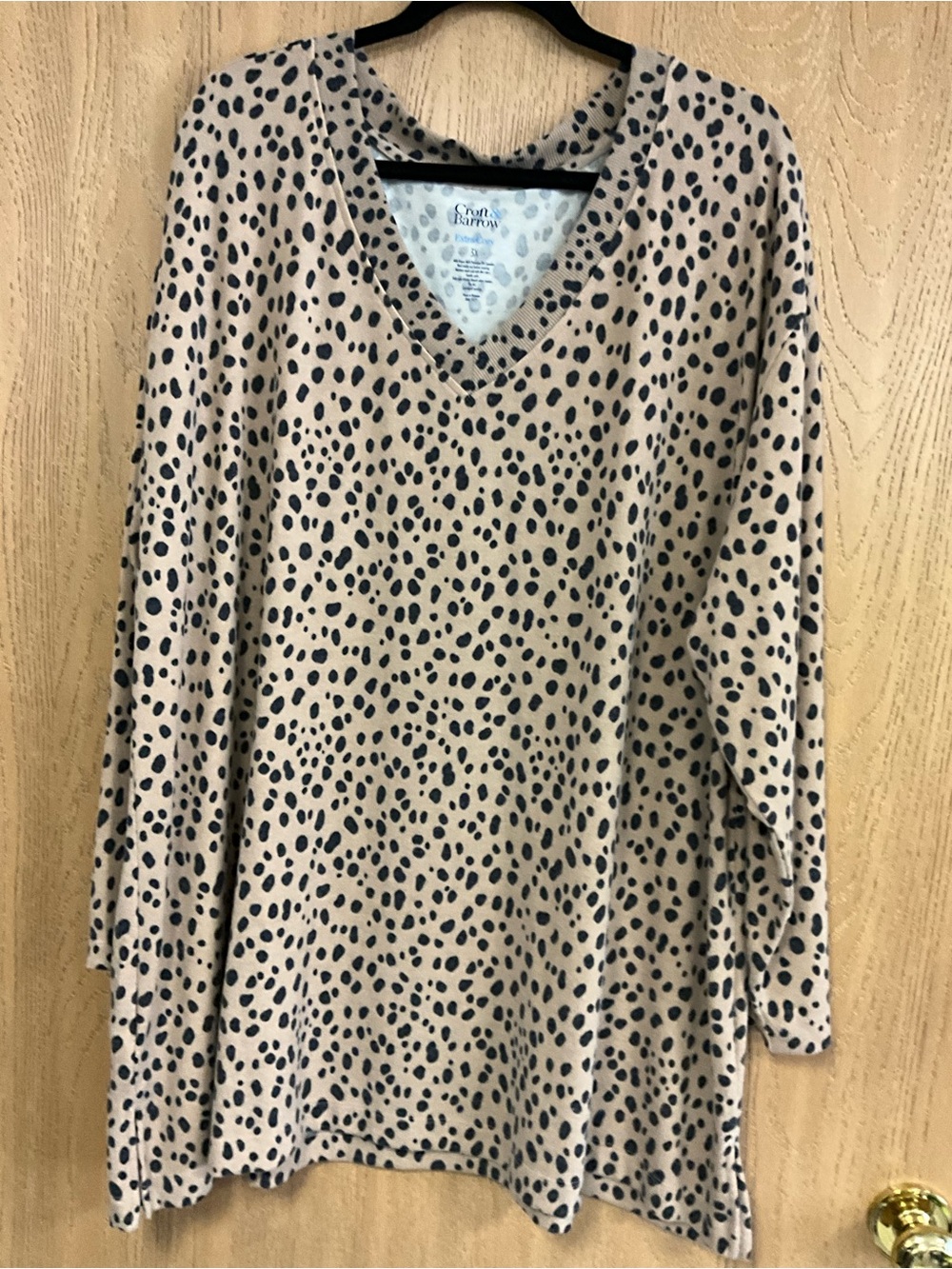 croft & barrow Beige V-Neck Long Sleeve Top with Black Spot Print